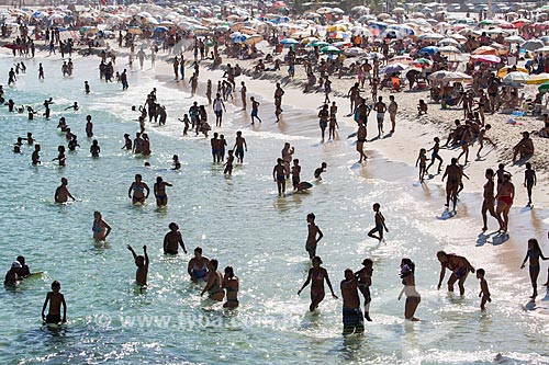  Assunto: Pessoas tomando banho de mar na Praia do Leme / Local: Leme - Rio de Janeiro (RJ) - Brasil / Data: 03/2014 