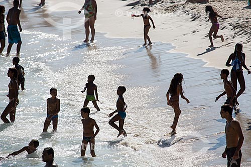  Assunto: Pessoas tomando banho de mar na Praia do Leme / Local: Leme - Rio de Janeiro (RJ) - Brasil / Data: 03/2014 