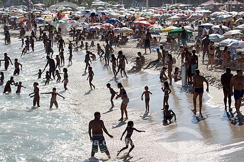  Assunto: Pessoas tomando banho de mar na Praia do Leme / Local: Leme - Rio de Janeiro (RJ) - Brasil / Data: 03/2014 