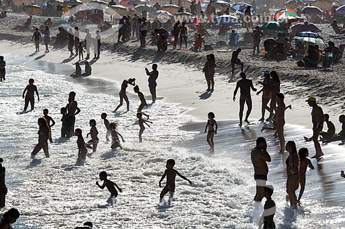  Assunto: Pessoas tomando banho de mar na Praia do Leme / Local: Leme - Rio de Janeiro (RJ) - Brasil / Data: 03/2014 