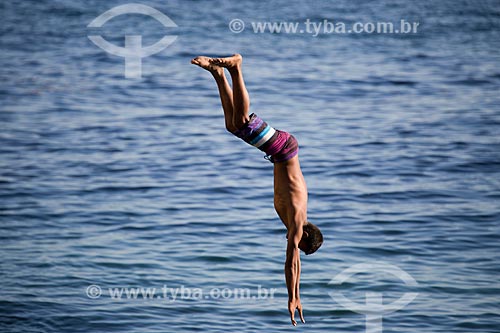  Assunto: Homem pulando no mar do Mirante do Leme - também conhecido como Caminho dos Pescadores / Local: Leme - Rio de Janeiro (RJ) - Brasil / Data: 03/2014 