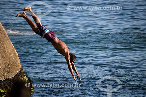  Assunto: Homem pulando no mar do Mirante do Leme - também conhecido como Caminho dos Pescadores / Local: Leme - Rio de Janeiro (RJ) - Brasil / Data: 03/2014 