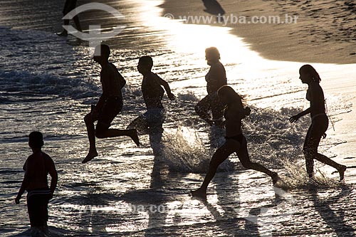  Assunto: Pessoas tomando banho de mar na Praia do Leme / Local: Leme - Rio de Janeiro (RJ) - Brasil / Data: 03/2014 