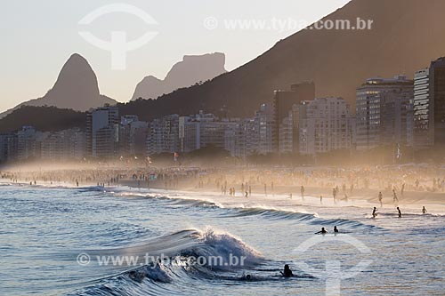  Assunto: Praia de Copacabana vista à partir da Praia do Leme com a Morro Dois Irmãos e a Pedra da Gávea ao fundo / Local: Copacabana - Rio de Janeiro (RJ) - Brasil / Data: 03/2014 