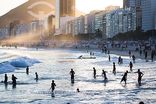  Assunto: Pessoas tomando banho de mar na Praia do Leme / Local: Leme - Rio de Janeiro (RJ) - Brasil / Data: 03/2014 