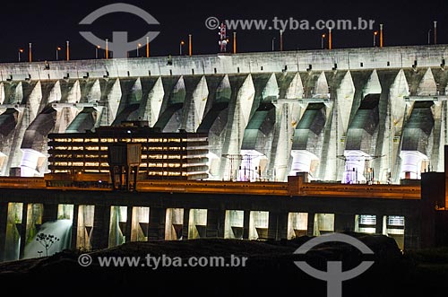  Assunto: Usina Hidrelétrica de Itaipu à noite / Local: Foz do Iguaçu - Paraná (PR) - Brasil / Data: 04/2014 
