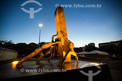  Assunto: Monumento à Goiânia (1968) - também conhecido como Monumento às Três Raças / Local: Goiânia - Goiás (GO) - Brasil / Data: 05/2014 