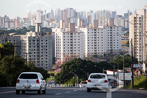  Assunto: Rua com a região central de Goiânia ao fundo / Local: Goiânia - Goiás (GO) - Brasil / Data: 05/2014 