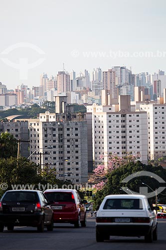  Assunto: Rua com a região central de Goiânia ao fundo / Local: Goiânia - Goiás (GO) - Brasil / Data: 05/2014 