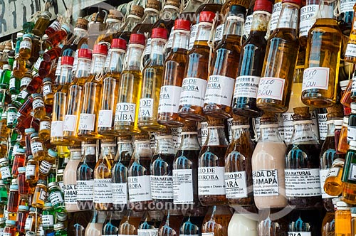  Assunto: Perfumes artesanais e Garrafas de ervas medicinais à venda no Mercado Ver-o-Peso  / Local: Belém - Pará (PA) - Brasil / Data: 10/2010 