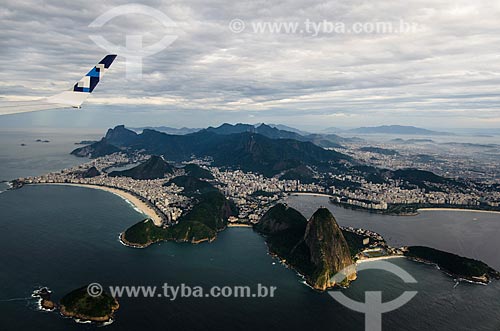  Assunto: Avião sobrevoando o Morro do Pão de Açúcar / Local: Rio de Janeiro (RJ) - Brasil / Data: 05/2012 