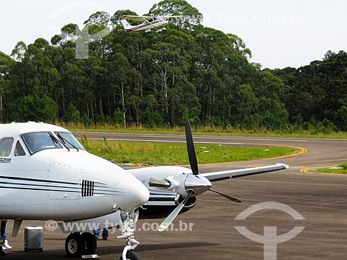  Assunto: Avião no Aeroporto de Canela / Local: Canela - Rio Grande do Sul (RS) - Brasil / Data: 04/2014 