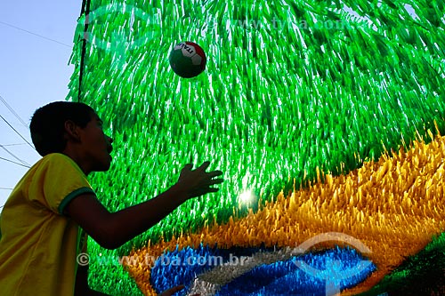  Assunto: Menino brincando em rua enfeitada com as cores do Brasil para a Copa do Mundo / Local: Manaus - Amazonas (AM) - Brasil / Data: 06/2014 