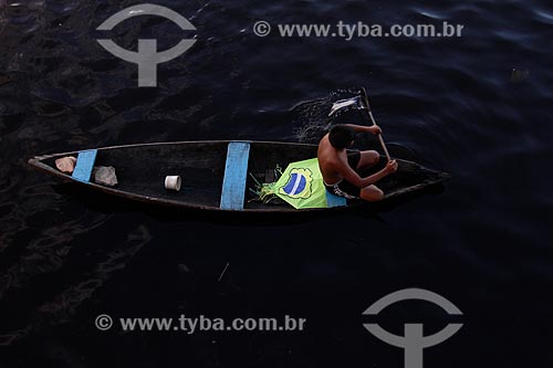  Assunto: Menino em canoa carregando pipa com as cores do Brasil / Local: Manaus - Amazonas (AM) - Brasil / Data: 06/2014 