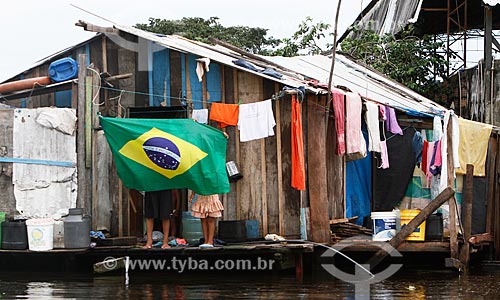  Assunto: Palafita enfeitada com a bandeira do Brasil para a Copa do Mundo / Local: Manaus - Amazonas (AM) - Brasil / Data: 06/2014 