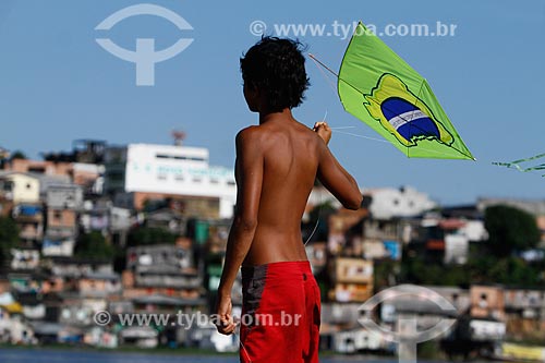  Assunto: Menino brincando com pipa com as cores do Brasil / Local: Manaus - Amazonas (AM) - Brasil / Data: 06/2014 