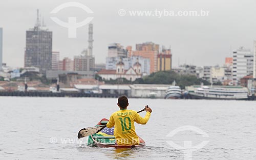  Assunto: Menino em canoa com a camisa da Seleção Brasileira / Local: Manaus - Amazonas (AM) - Brasil / Data: 06/2014 