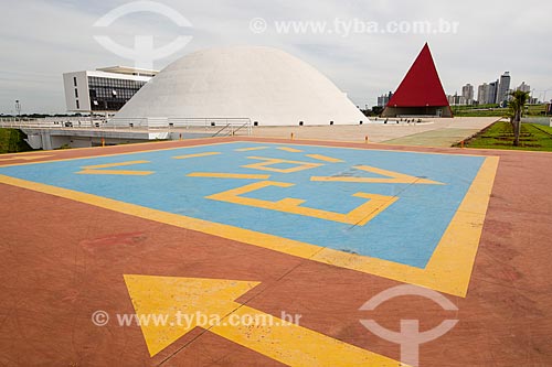  Assunto: Heliponto com a Biblioteca do Centro Cultural Oscar Niemeyer, Palácio da Música Belkiss Spenzièri e o Monumento aos Direitos Humanos ao fundo / Local: Goiânia - Goiás (GO) - Brasil / Data: 05/2014 