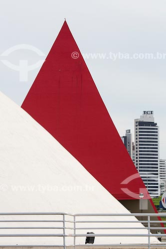  Assunto: Palácio da Música Belkiss Spenzièri (2006) com o Monumento aos Direitos Humanos (2006) ao fundo - parte do Centro Cultural Oscar Niemeyer / Local: Goiânia - Goiás (GO) - Brasil / Data: 05/2014 