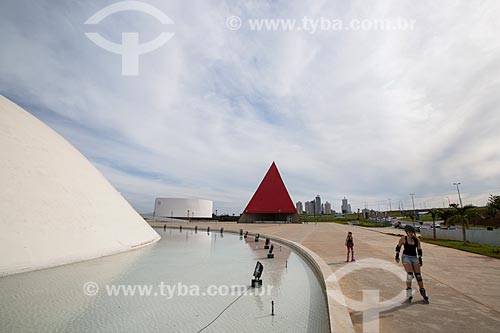  Assunto: Palácio da Música Belkiss Spenzièri (2006) com o Monumento aos Direitos Humanos (2006) ao fundo - parte do Centro Cultural Oscar Niemeyer / Local: Goiânia - Goiás (GO) - Brasil / Data: 05/2014 
