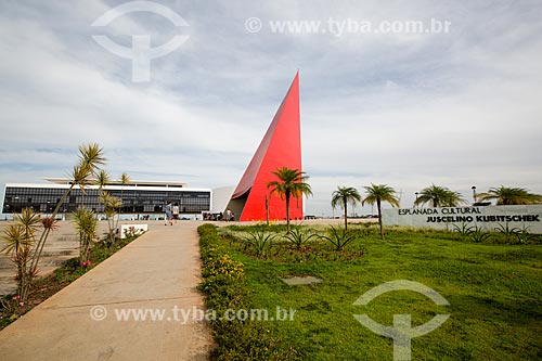  Assunto: Biblioteca do Centro Cultural Oscar Niemeyer e o Monumento aos Direitos Humanos (2006) - partes do Centro Cultural Oscar Niemeyer / Local: Goiânia - Goiás (GO) - Brasil / Data: 05/2014 