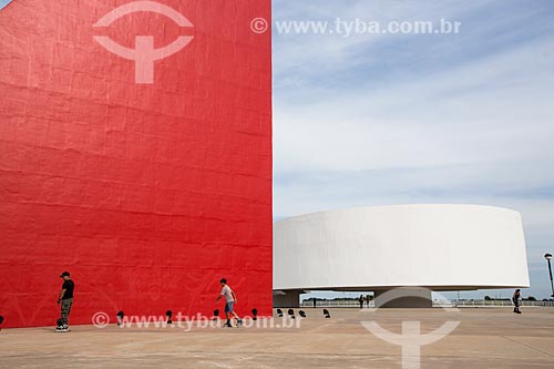  Assunto: Monumento aos Direitos Humanos e o Museu de Arte Contemporânea (2006) - partes do Centro Cultural Oscar Niemeyer / Local: Goiânia - Goiás (GO) - Brasil / Data: 05/2014 