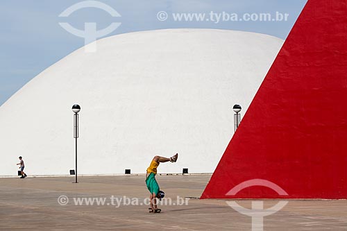  Assunto: Palácio da Música Belkiss Spenzièri e o Monumento aos Direitos Humanos (2006) - partes do Centro Cultural Oscar Niemeyer / Local: Goiânia - Goiás (GO) - Brasil / Data: 05/2014 