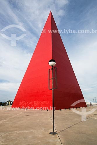  Assunto: Monumento aos Direitos Humanos (2006) - parte do Centro Cultural Oscar Niemeyer / Local: Goiânia - Goiás (GO) - Brasil / Data: 05/2014 
