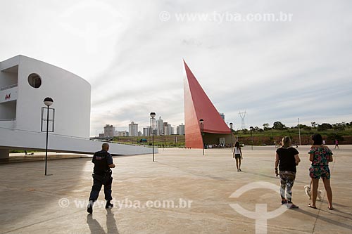  Assunto: Museu de Arte Contemporânea - à esquerda - com o Monumento aos Direitos Humanos (2006) ao fundo - partes do Centro Cultural Oscar Niemeyer / Local: Goiânia - Goiás (GO) - Brasil / Data: 05/2014 