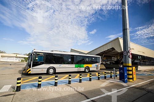  Assunto: Ônibus para translado de passageiros da sala de embarque para o avião no Aeroporto Internacional de Viracopos / Local: Campinas - São Paulo (SP) - Brasil / Data: 05/2014 