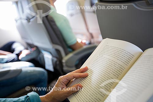  Assunto: Passageiro lendo livro durante voo no Aeroporto Internacional de Viracopos / Local: Campinas - São Paulo (SP) - Brasil / Data: 05/2014 