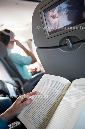  Assunto: Passageiro lendo livro durante voo no Aeroporto Internacional de Viracopos / Local: Campinas - São Paulo (SP) - Brasil / Data: 05/2014 