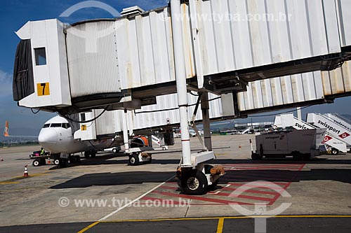  Assunto: Passarela de acesso a aeronaves do Aeroporto Internacional Antônio Carlos Jobim / Local: Ilha do Governador - Rio de Janeiro (RJ) - Brasil / Data: 05/2014 