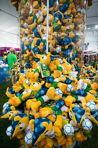  Assunto: Bonecos do Fuleco - mascote oficial da Copa do Mundo FIFA de 2014 - à venda na Fifa Fan Fest durante a abertura da Copa do Mundo / Local: Copacabana - Rio de Janeiro (RJ) - Brasil / Data: 06/2014 