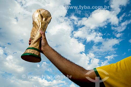  Assunto: Torcedor segurando uma réplica do troféu da Copa do Mundo da FIFA no Fifa Fan Fest durante a abertura da Copa do Mundo / Local: Copacabana - Rio de Janeiro (RJ) - Brasil / Data: 06/2014 