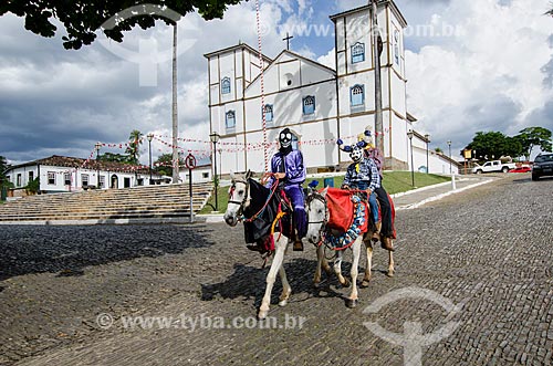  Assunto: Cavaleiros mascarados desfilando na rua com Igreja Matriz de Nossa Senhora do Rosário ao fundo / Local: Pirenópolis - Goiás (GO) - Brasil / Data: 05/2012 