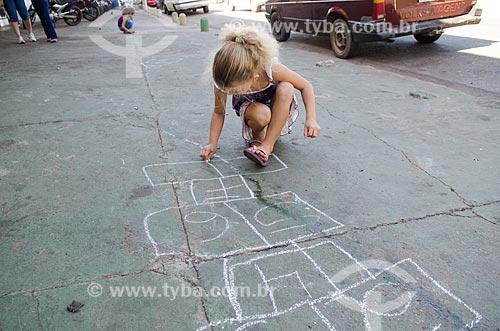  Assunto: Menina desenhando amarelinha em frente ao Mercado do Porto / Local: Cuiabá - Mato Grosso (MT) - Brasil / Data: 07/2013 