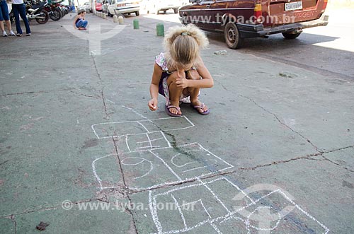  Assunto: Menina desenhando amarelinha em frente ao Mercado do Porto / Local: Cuiabá - Mato Grosso (MT) - Brasil / Data: 07/2013 
