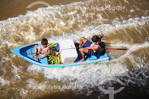  Assunto: Lancha com produtos à venda navegando ao lado do barco que faz a travessia entre Belém (PA) e Manaus (AM) / Local: Breves - Pará (PA) - Brasil / Data: 03/2014 