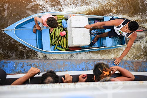  Assunto: Lancha com produtos à venda navegando ao lado do barco que faz a travessia entre Belém (PA) e Manaus (AM) / Local: Breves - Pará (PA) - Brasil / Data: 03/2014 