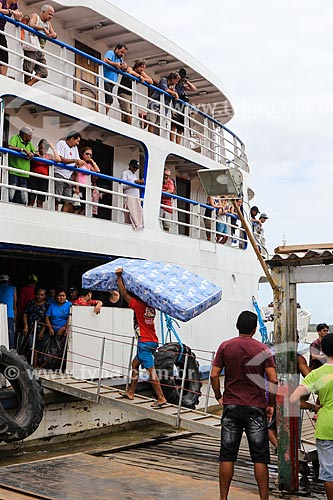  Assunto: Passageiros embarcando no porto da cidade de Almeirim / Local: Almeirim - Pará (PA) - Brasil / Data: 03/2014 