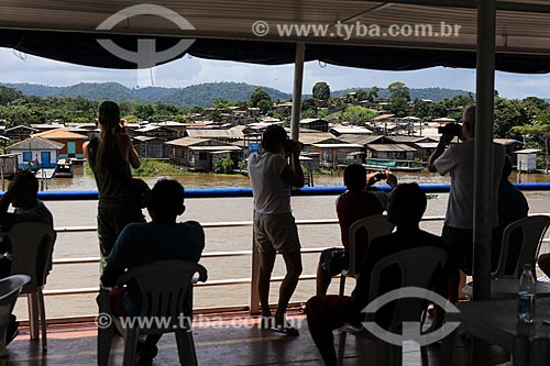  Assunto: Passageiros fotografando e filmando comunidade ribeirinha próximo a cidade de Almeirim / Local: Almeirim - Pará (PA) - Brasil / Data: 03/2014 