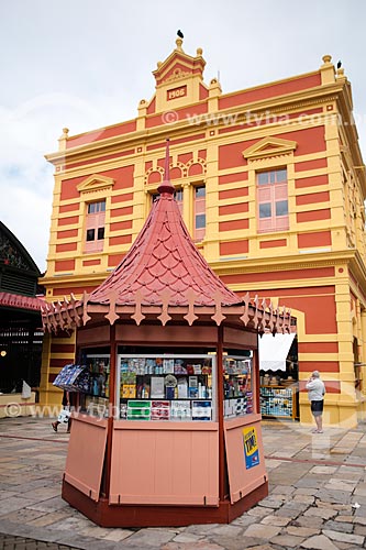  Assunto: Quiosque com o Mercado Municipal Adolpho Lisboa (1883) ao fundo / Local: Manaus - Amazonas (AM) - Brasil / Data: 04/2014 