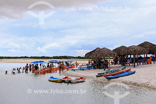 Assunto: Banhistas na praia da Vila de Jericoacoara / Local: Jijoca de Jericoacoara - Ceará (CE) - Brasil / Data: 03/2014 