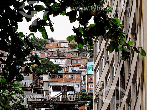  Assunto: Prédio e Morro do Cantagalo ao fundo / Local: Copacabana - Rio de Janeiro (RJ) - Brasil / Data: 04/2014 