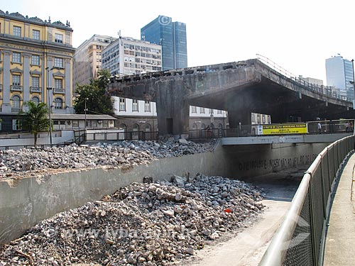  Assunto: Demolição de um trecho do Elevado da Perimetral - Próximo a Prça XV / Local: Centro - Rio de Janeiro (RJ) - Brasil / Data: 04/2014 