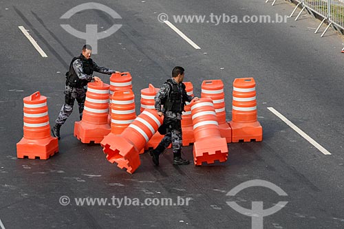  Assunto: Polícia Militar fazendo a interdição da Avenida Radial Oeste - também conhecida como Avenida Presidente Castelo Branco / Local: Maracanã - Rio de Janeiro (RJ) - Brasil / Data: 06/2014 