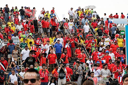  Assunto: Torcedores do Chile em passarela provisória próxima ao Estádio Jornalista Mário Filho - também conhecido como Maracanã - chegando ao jogo entre Espanha x Chile / Local: Maracanã - Rio de Janeiro (RJ) - Brasil / Data: 06/2014 