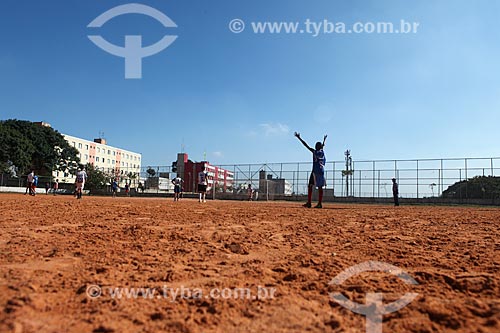 Assunto: Meninos jogando futebol em campo de terra próximo à Arena Corinthians / Local: Itaquera - São Paulo (SP) - Brasil / Data: 06/2014 