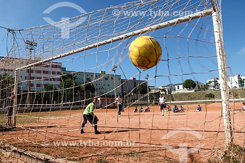  Assunto: Meninos jogando futebol em campo de terra próximo à Arena Corinthians / Local: Itaquera - São Paulo (SP) - Brasil / Data: 06/2014 